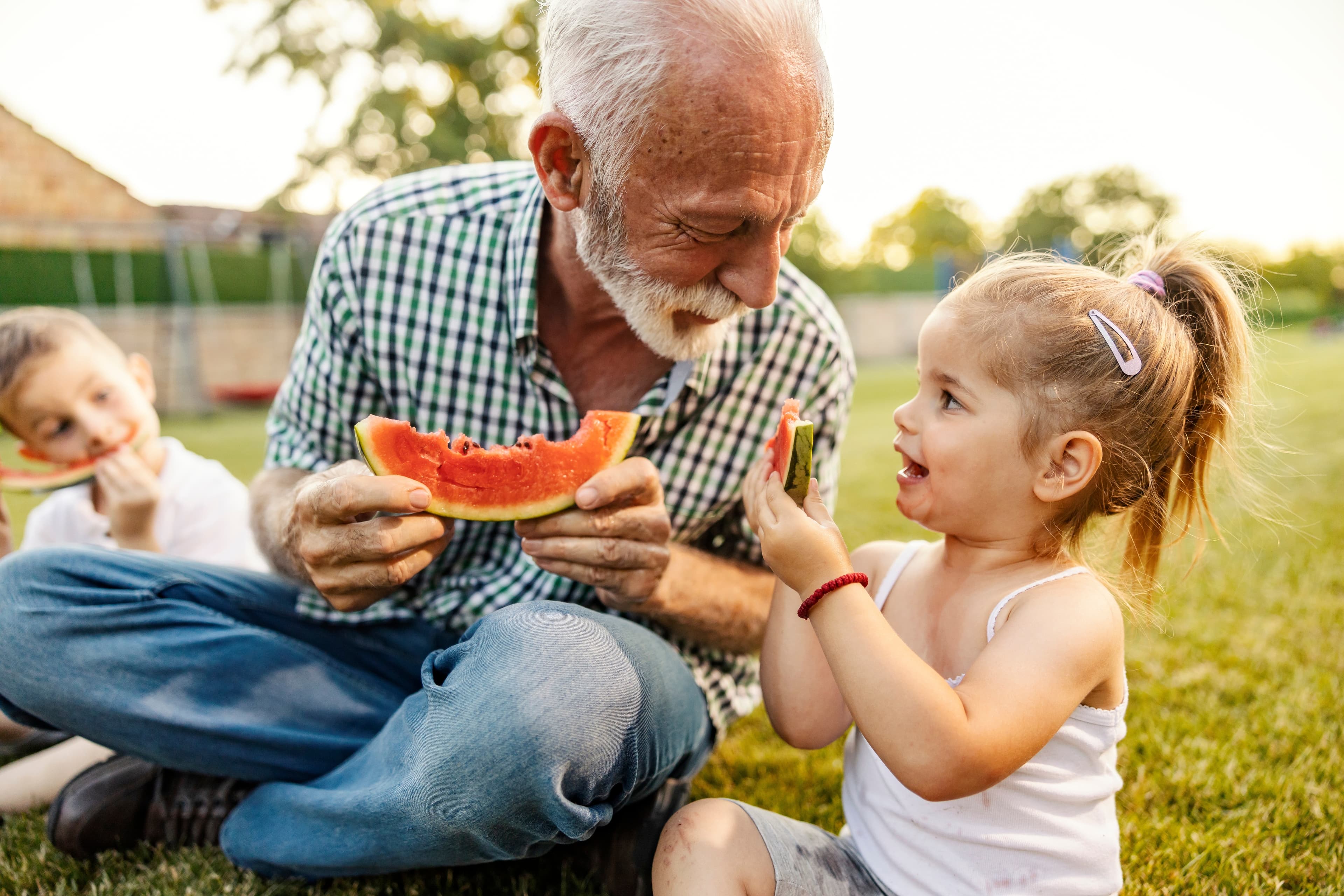 Grand-parent et enfant consultant une tablette